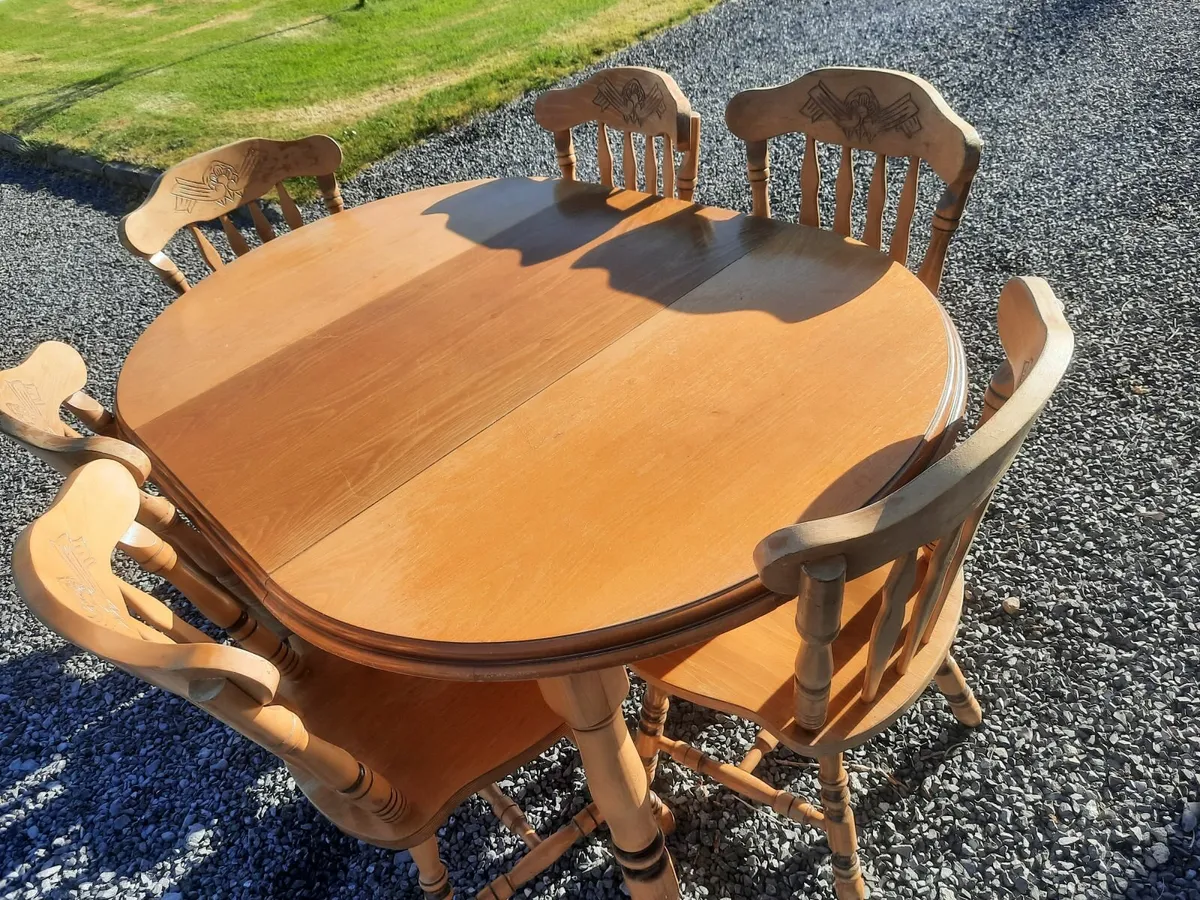 Table and chairs - Image 1