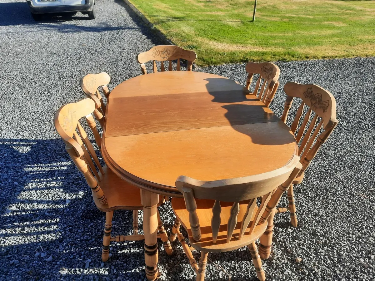 Table and chairs - Image 2
