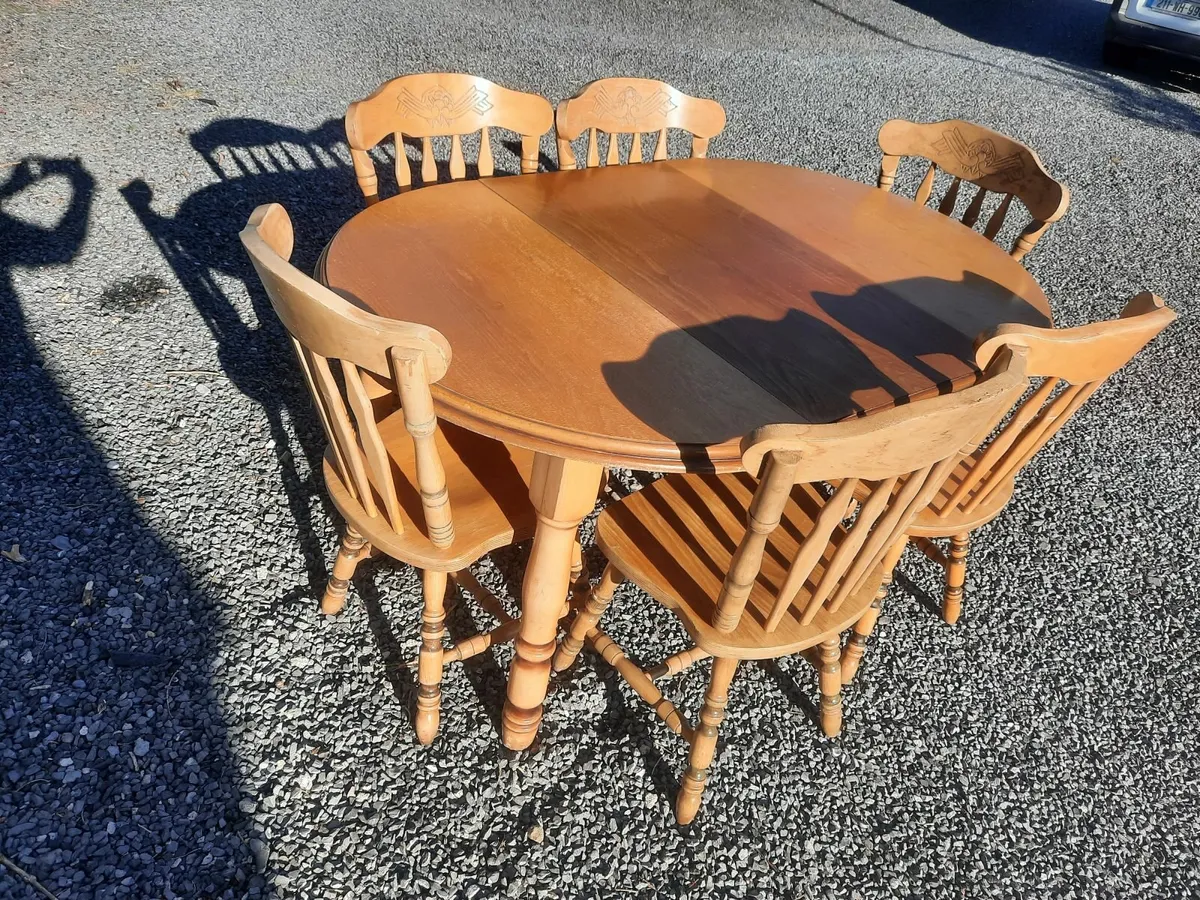 Table and chairs - Image 3