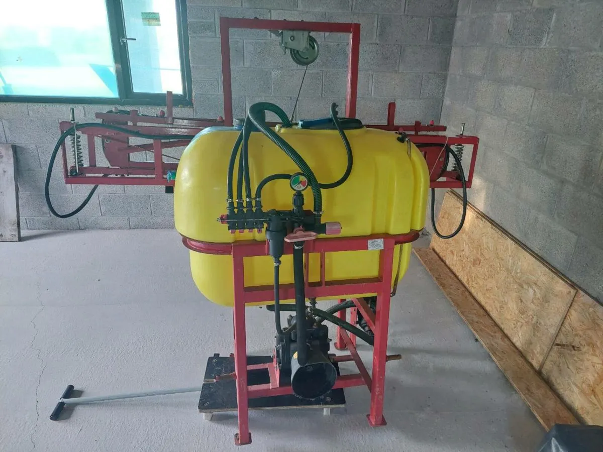 Tractor sprayer. - Image 1