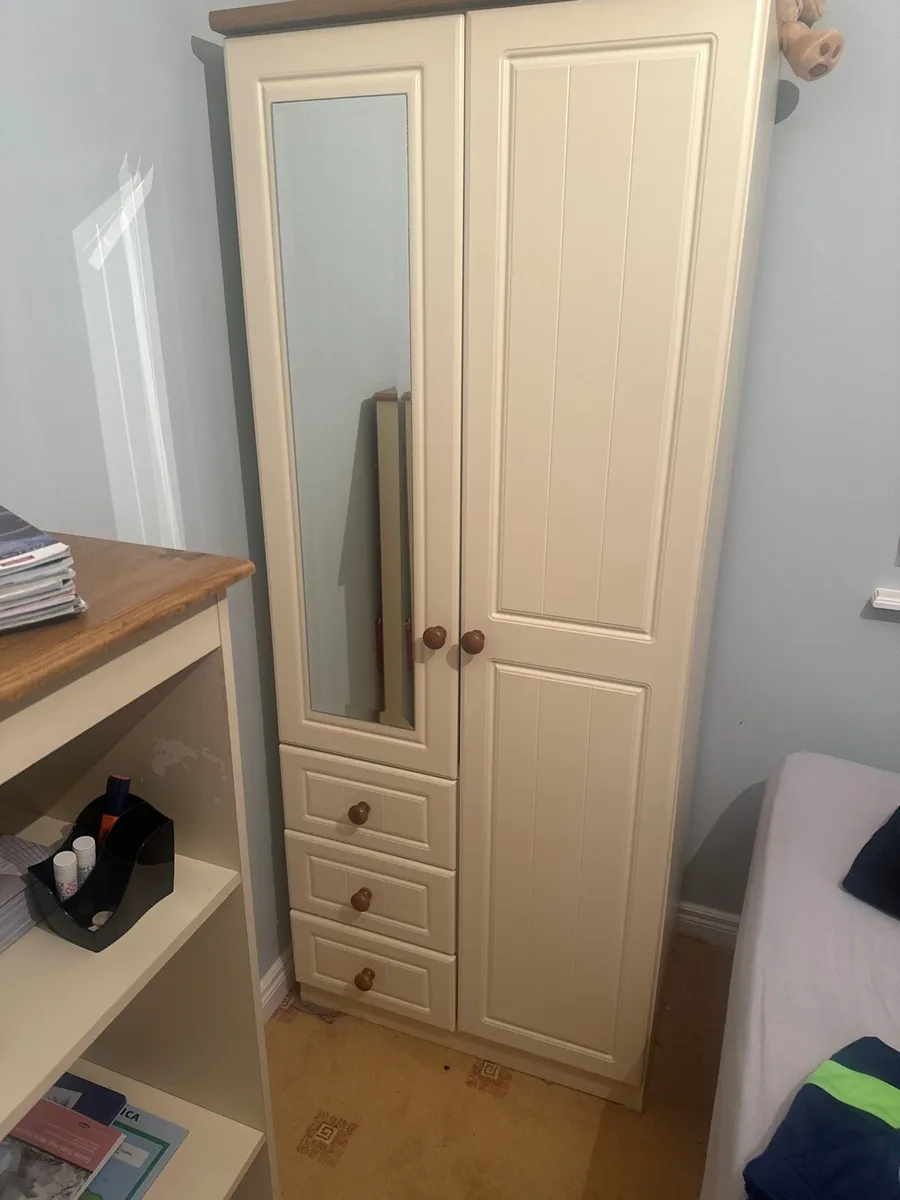 Bedroom wardrobe - Image 1