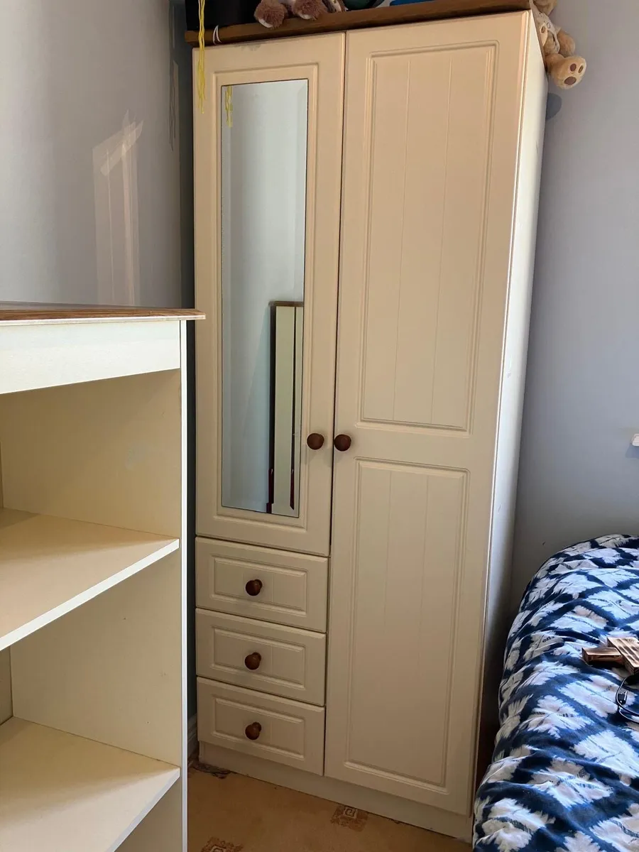 Bedroom wardrobe - Image 2