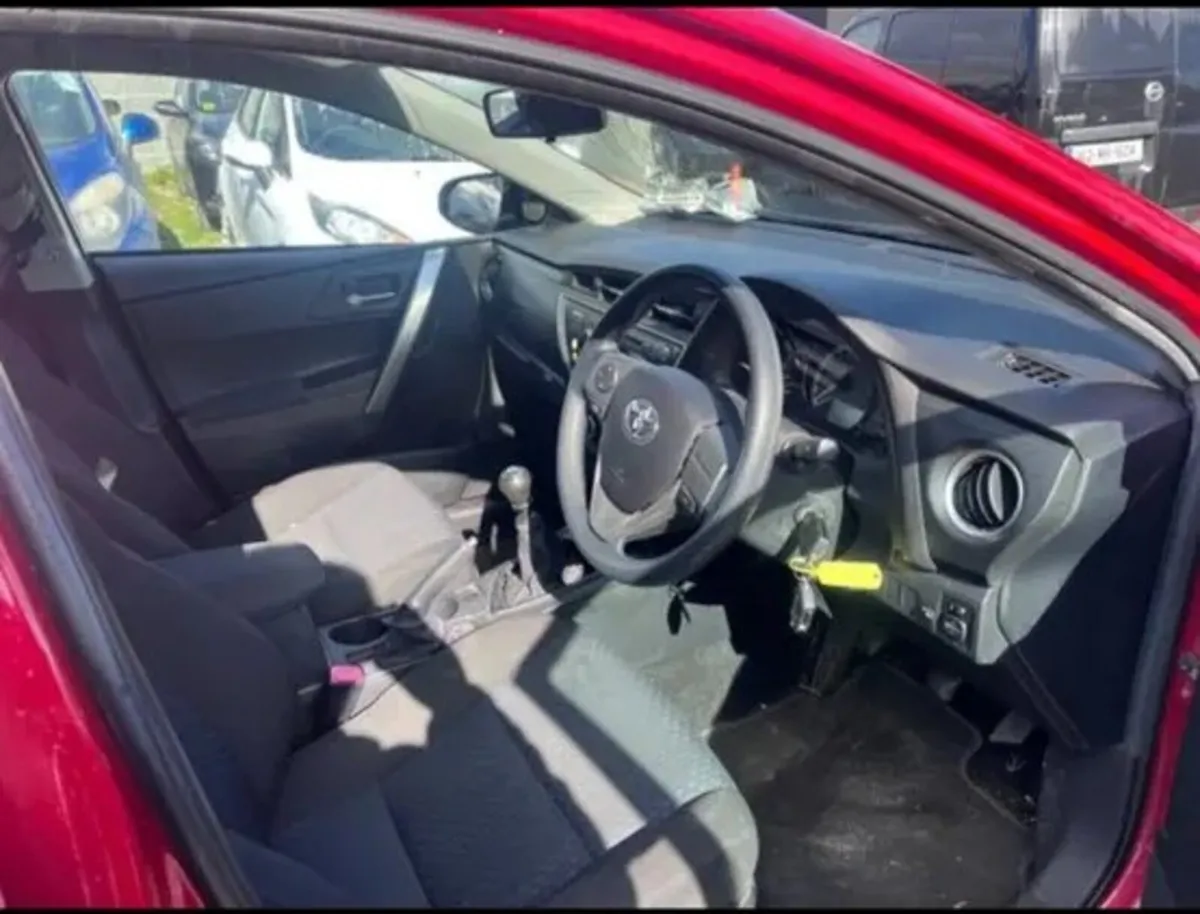 2014 Toyota Auris Drive Away no offers - Image 3