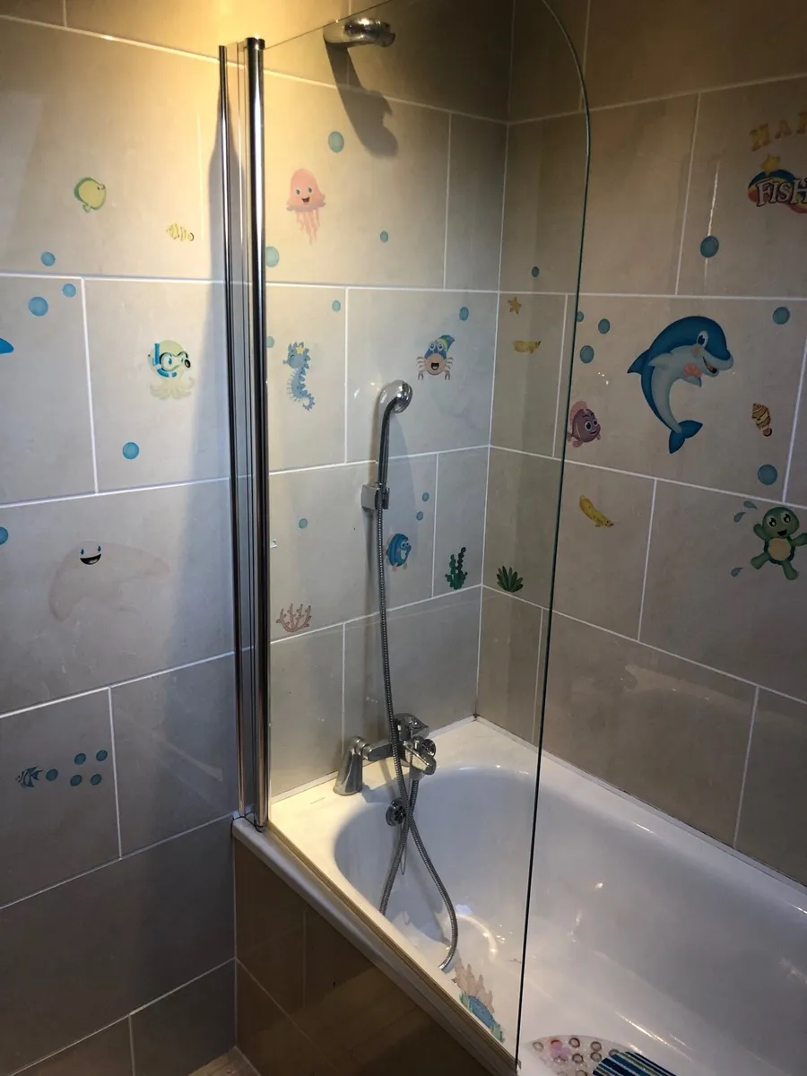 Bath and shower door - Image 2