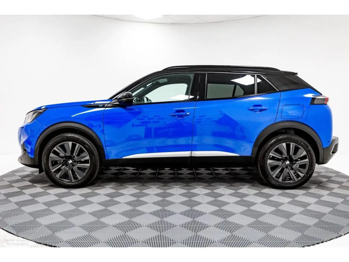 Peugeot 2008 GT Premium 50kwh 136HP - Image 4