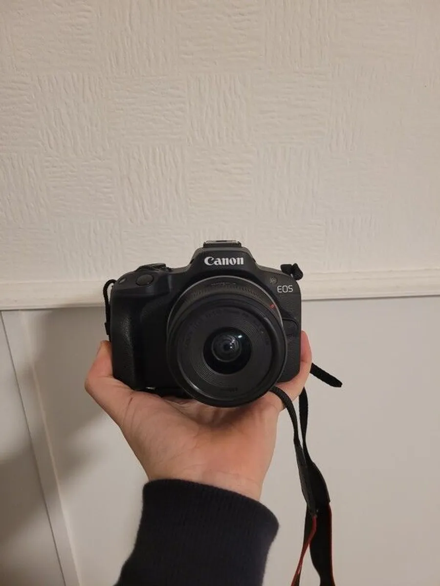 Canon EOS R50 + Creator Kit - Image 1