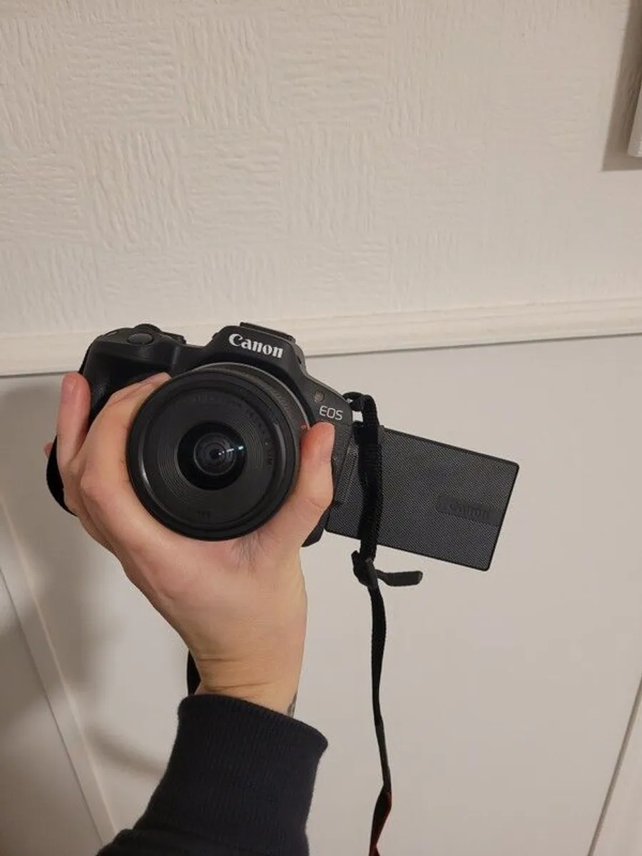 Canon EOS R50 + Creator Kit - Image 3