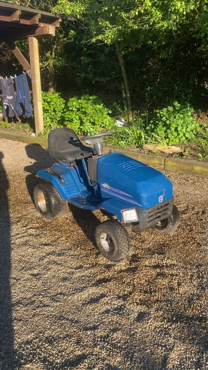 Lawn tractor - Image 1
