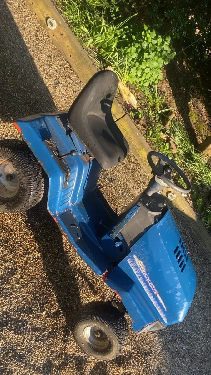 Lawn tractor - Image 2