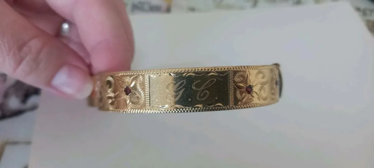 Gold bangle - Image 1