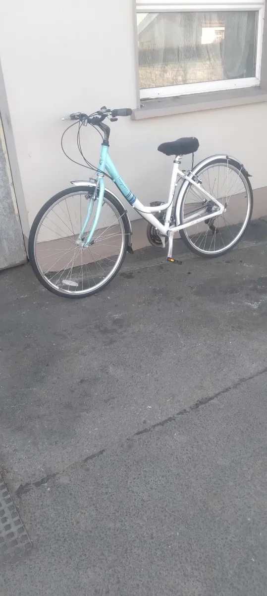 Lovely ladies bike 28inch price too sell - Image 1