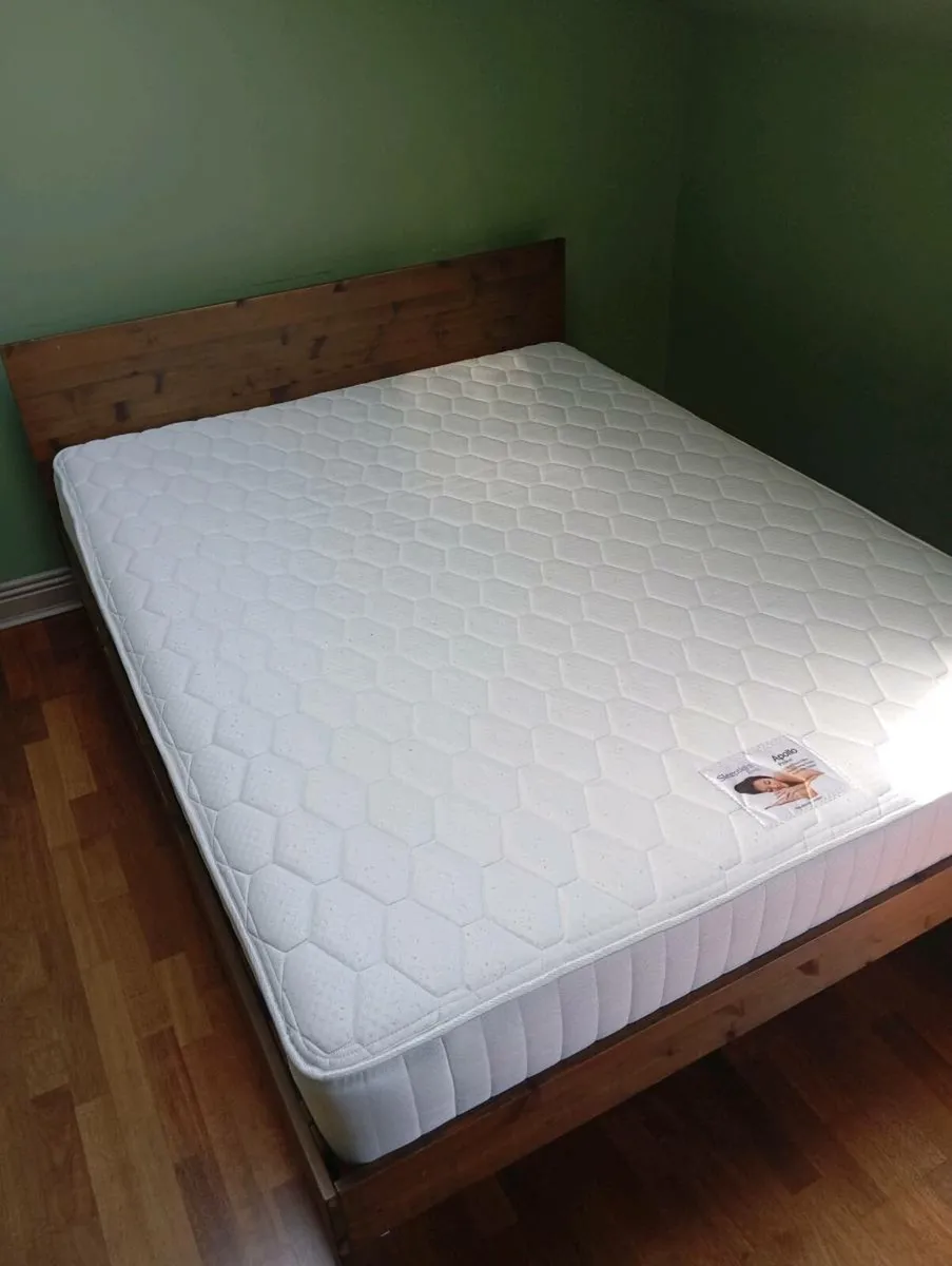King size bed - Image 1