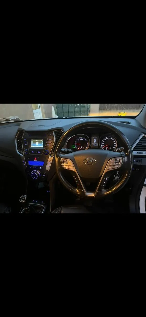 Hyundai Santa Fe 2016 - Image 2