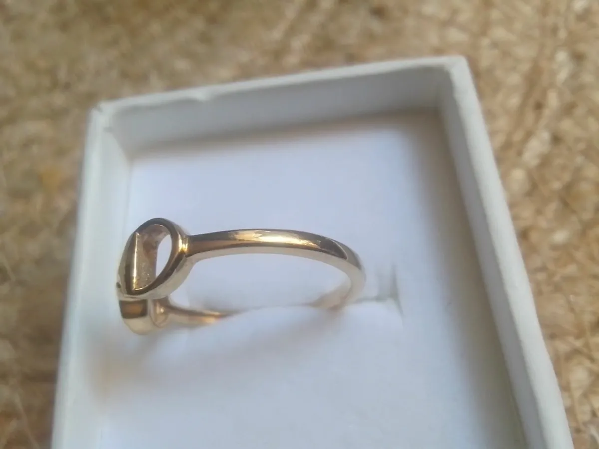 STERLING SILVER YELLOW GOLD SNAFFLE RING Q - Image 2