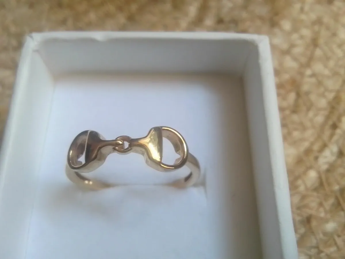 STERLING SILVER YELLOW GOLD SNAFFLE RING Q - Image 1
