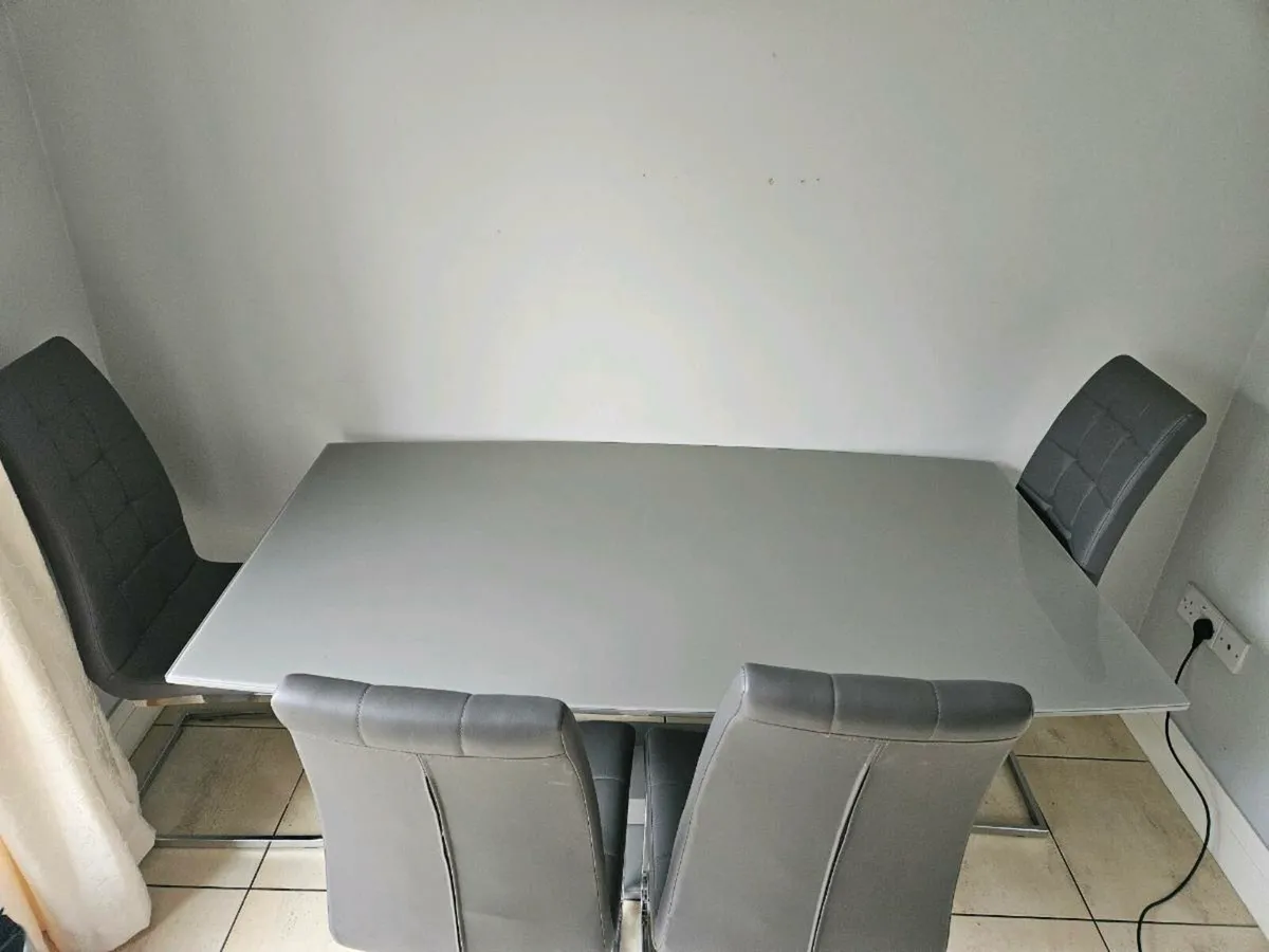 Glass table & 4 chairs - Image 2