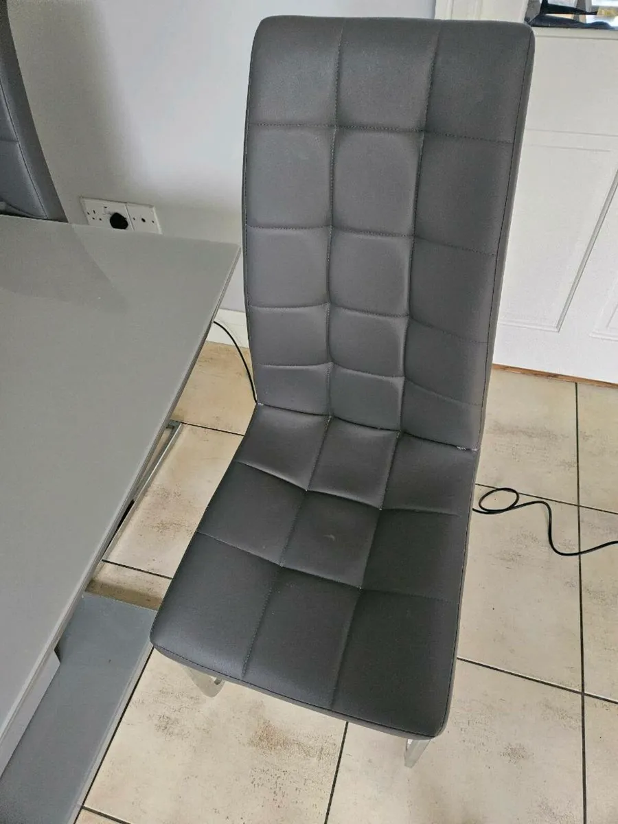Glass table & 4 chairs - Image 4