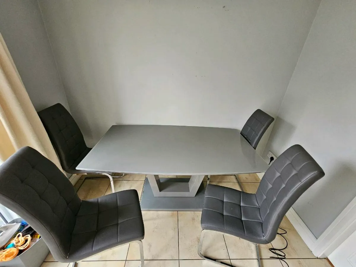 Glass table & 4 chairs - Image 1