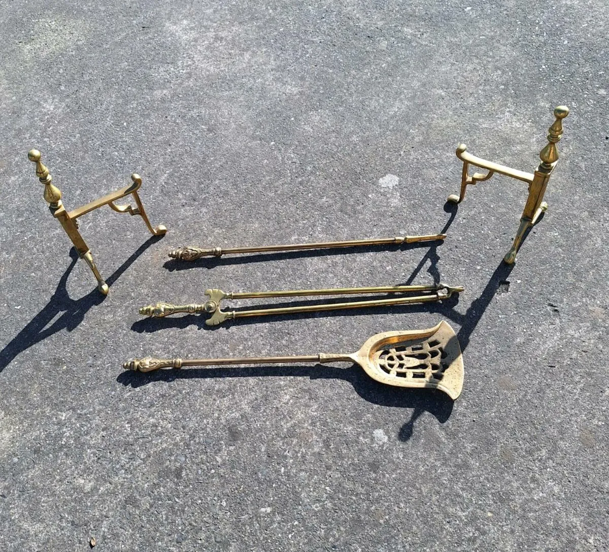 Vintage brass fire dogs and companion set - Image 1