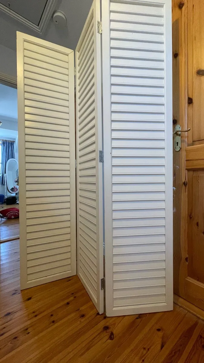 Solid wood louvre door deciders