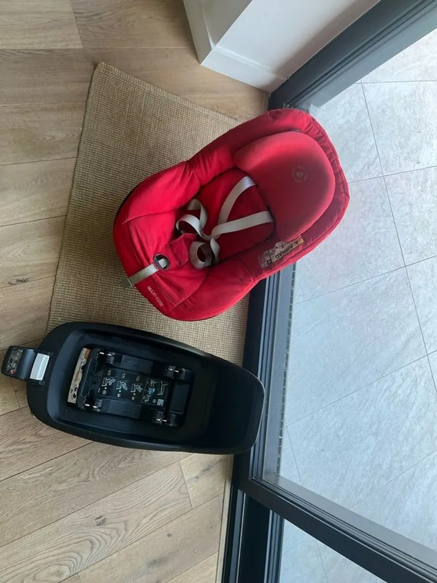 car seat and iso fix - Image 1