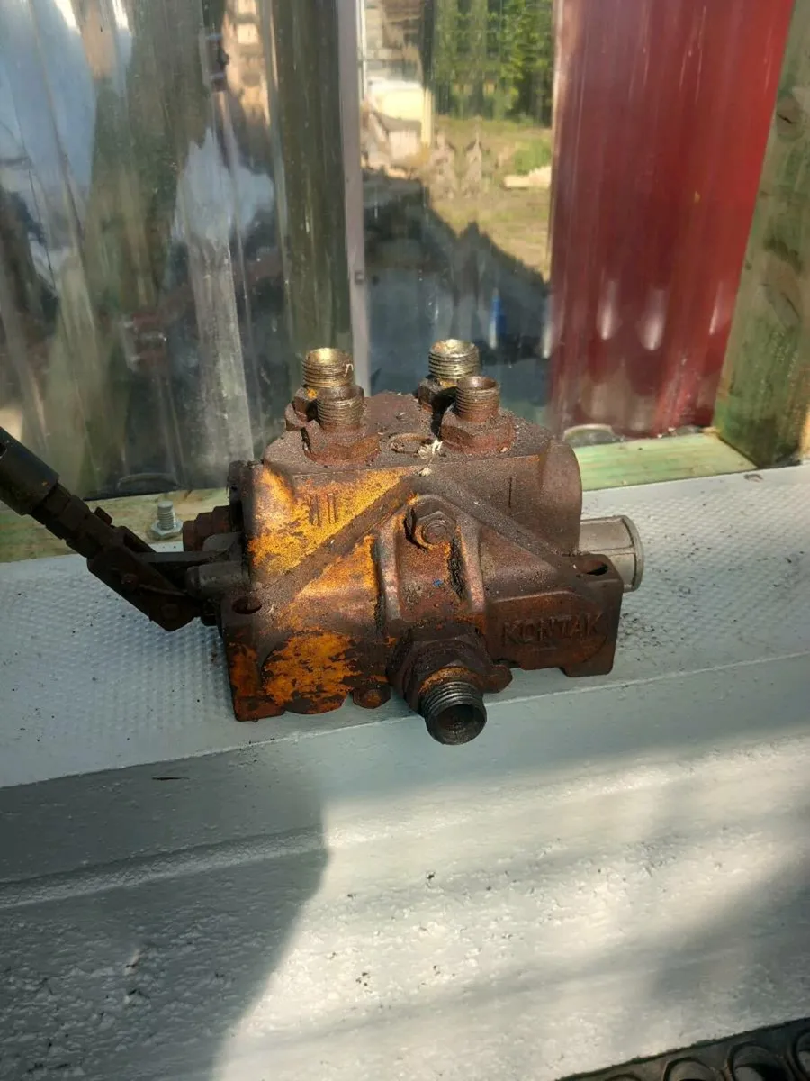 Hydraulic valve chests - Image 1