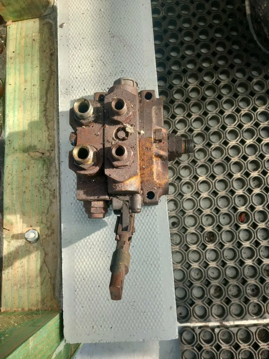 Hydraulic valve chests - Image 2