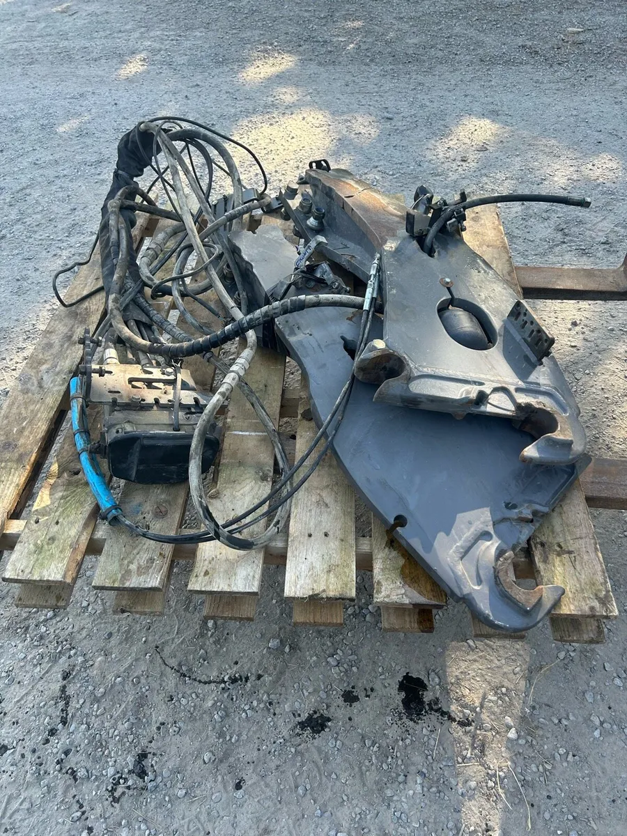 MX loader BRACKETS And Hydraulic kit WILL SEPERATE - Image 1