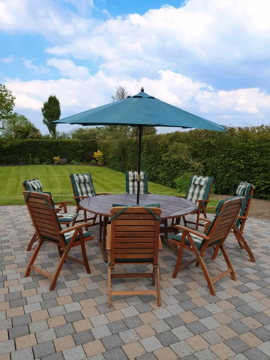Garden furniture table & chairs - Image 1