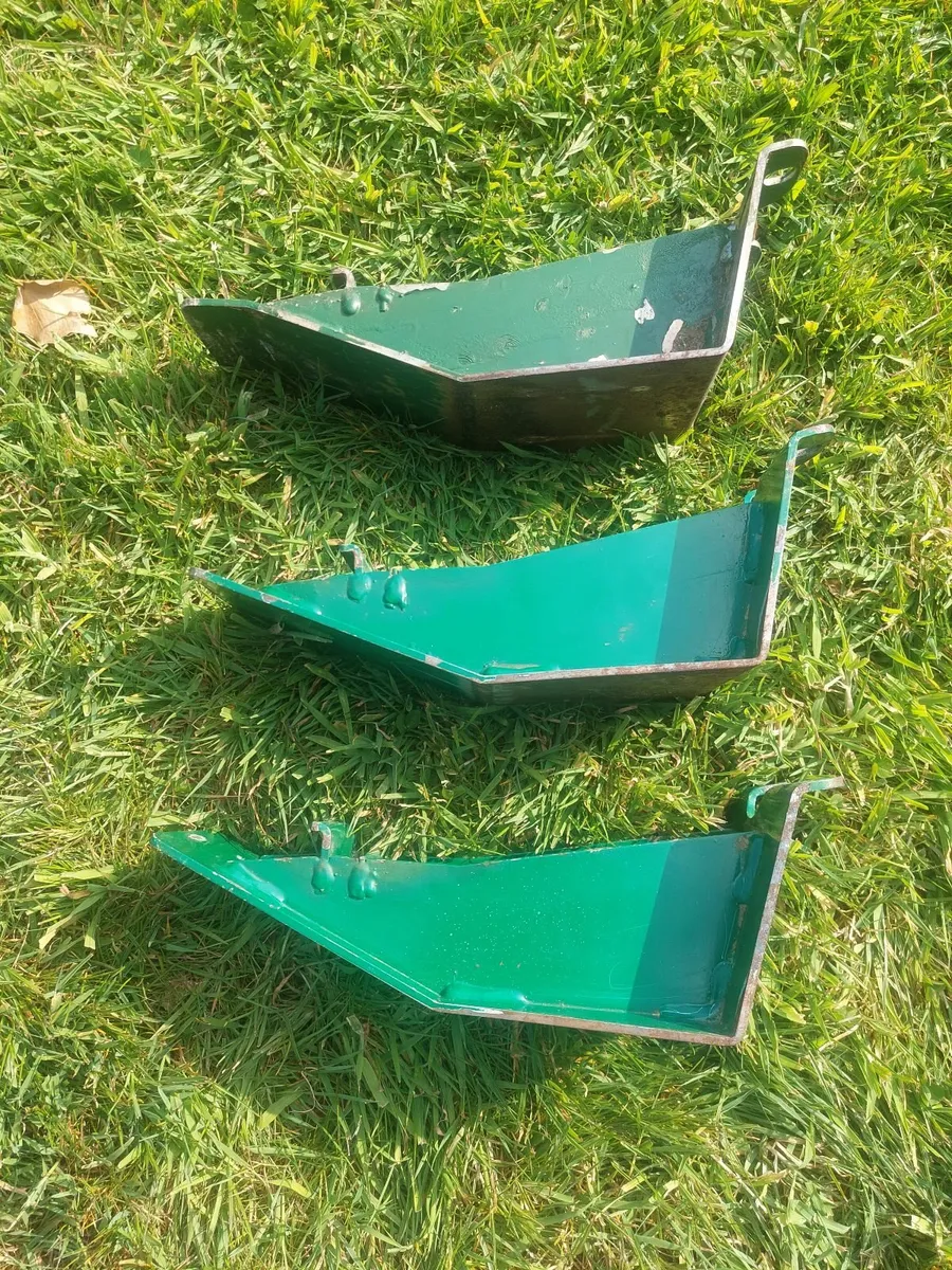 Disc mower topping skids