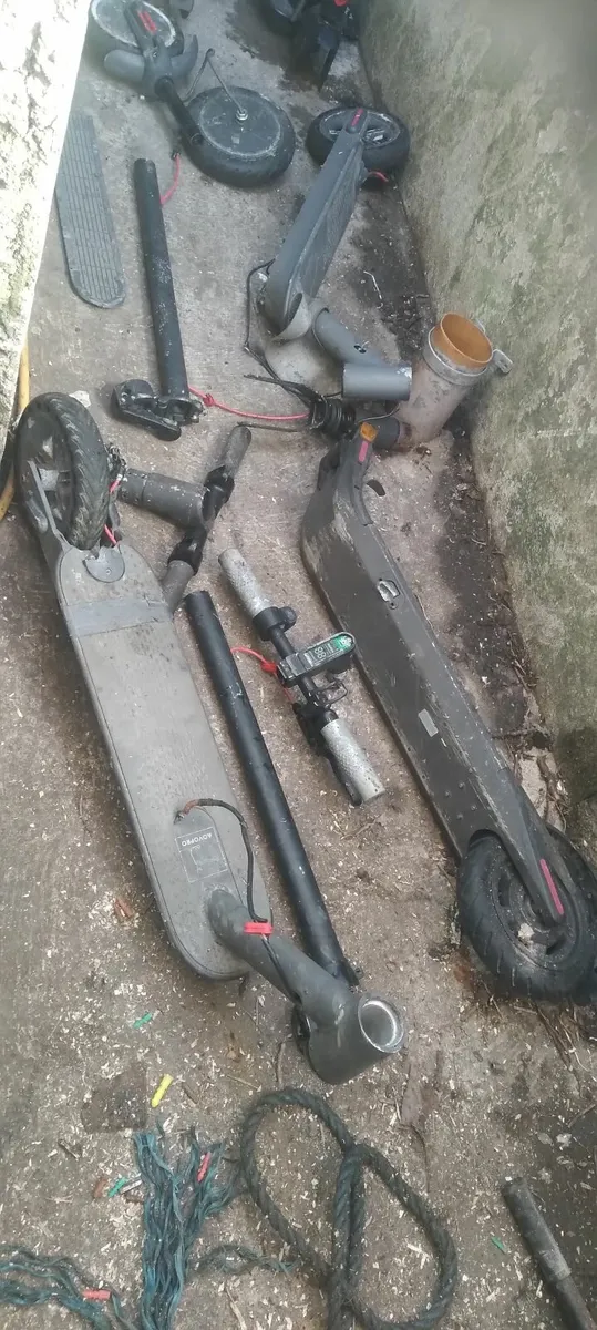 3 electric scooter and parts everything 150e - Image 3