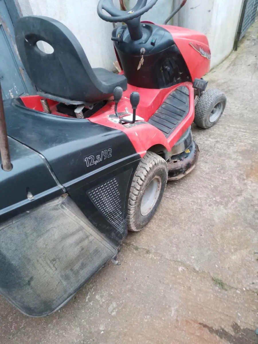 Ride on lawnmower - Image 1