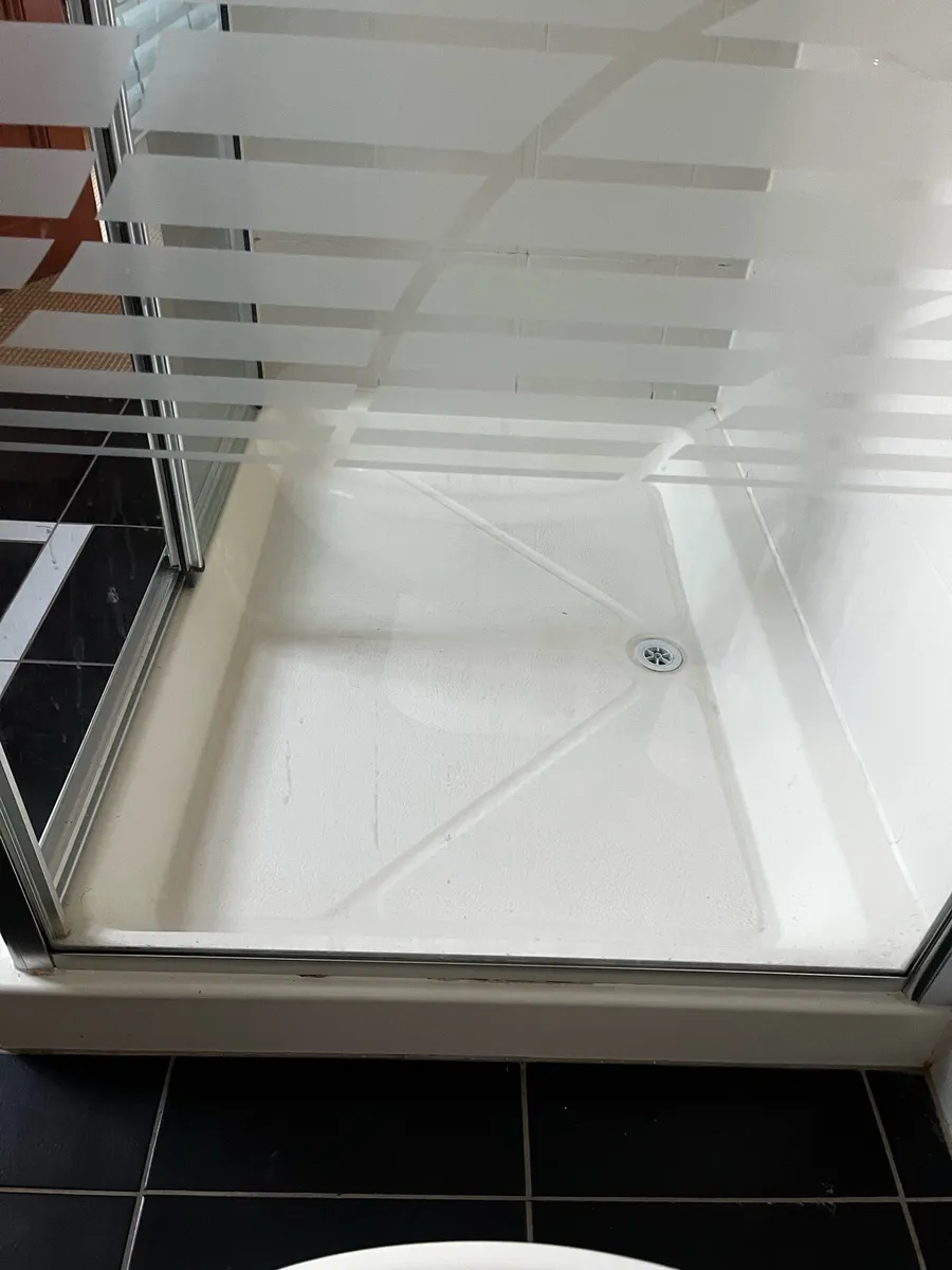 Complete shower door and tray. - Image 1