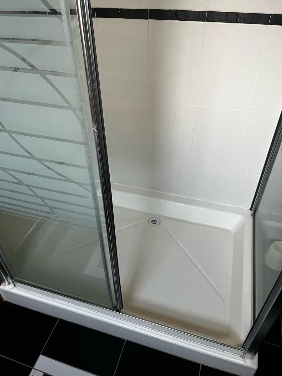 Complete shower door and tray. - Image 3