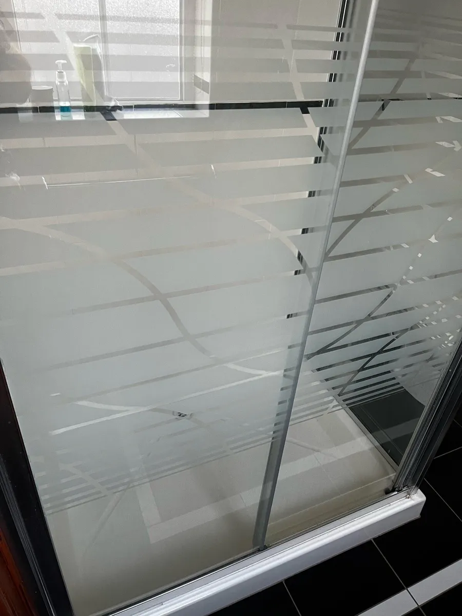 Complete shower door and tray. - Image 4