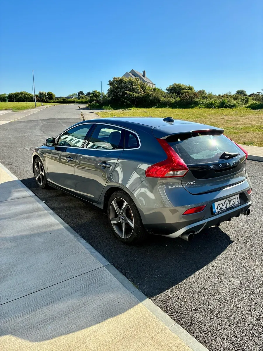 Volvo v40 D2 R-Design - Image 1
