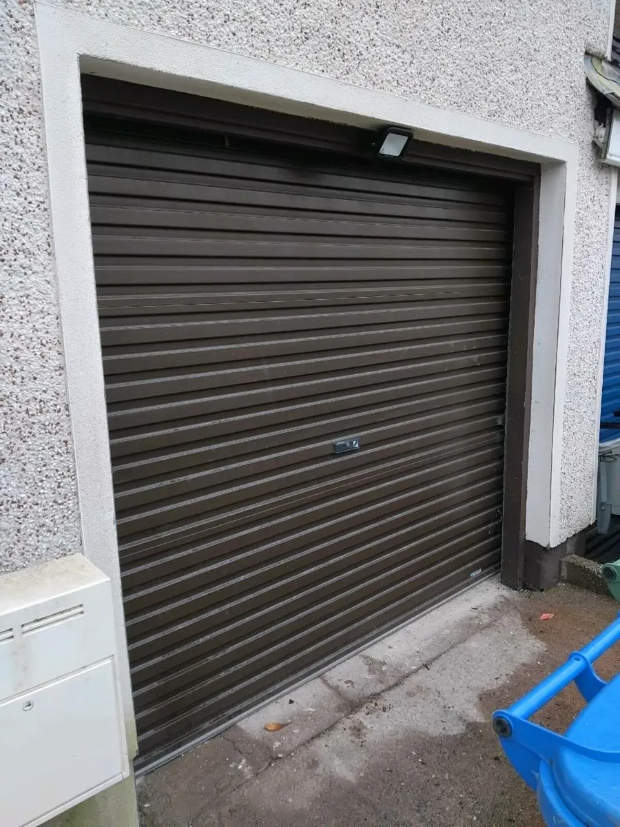 Roller garage door - Image 1