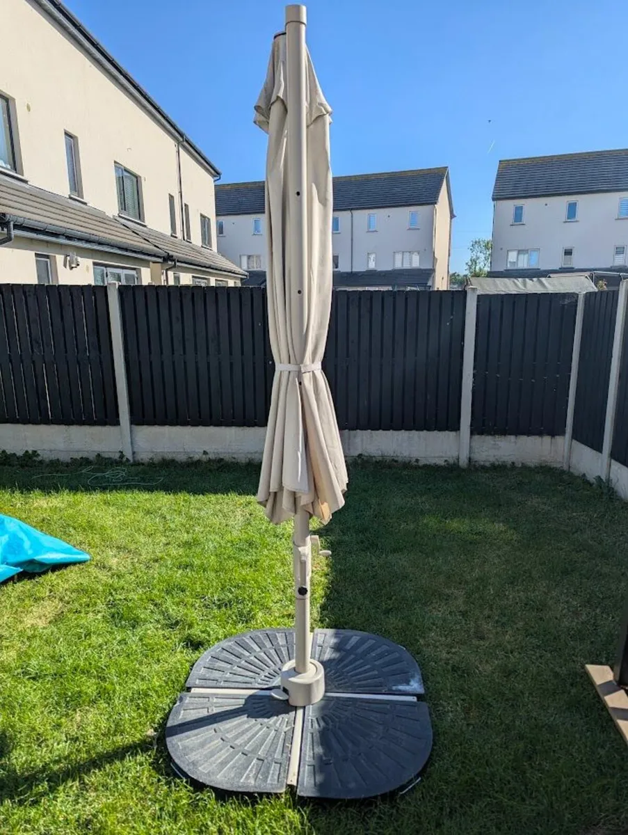 Overhanging Parasol - Image 2