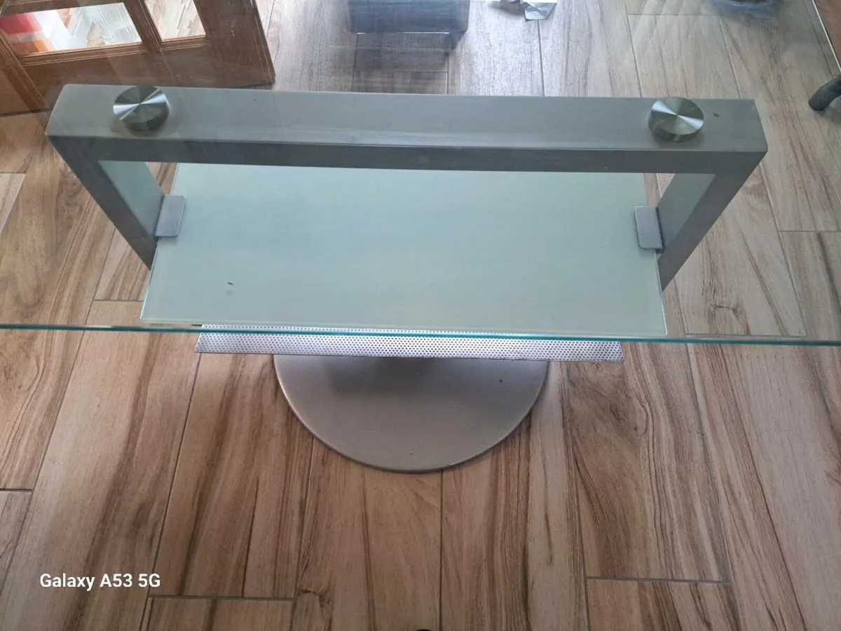 TV stand - Image 1
