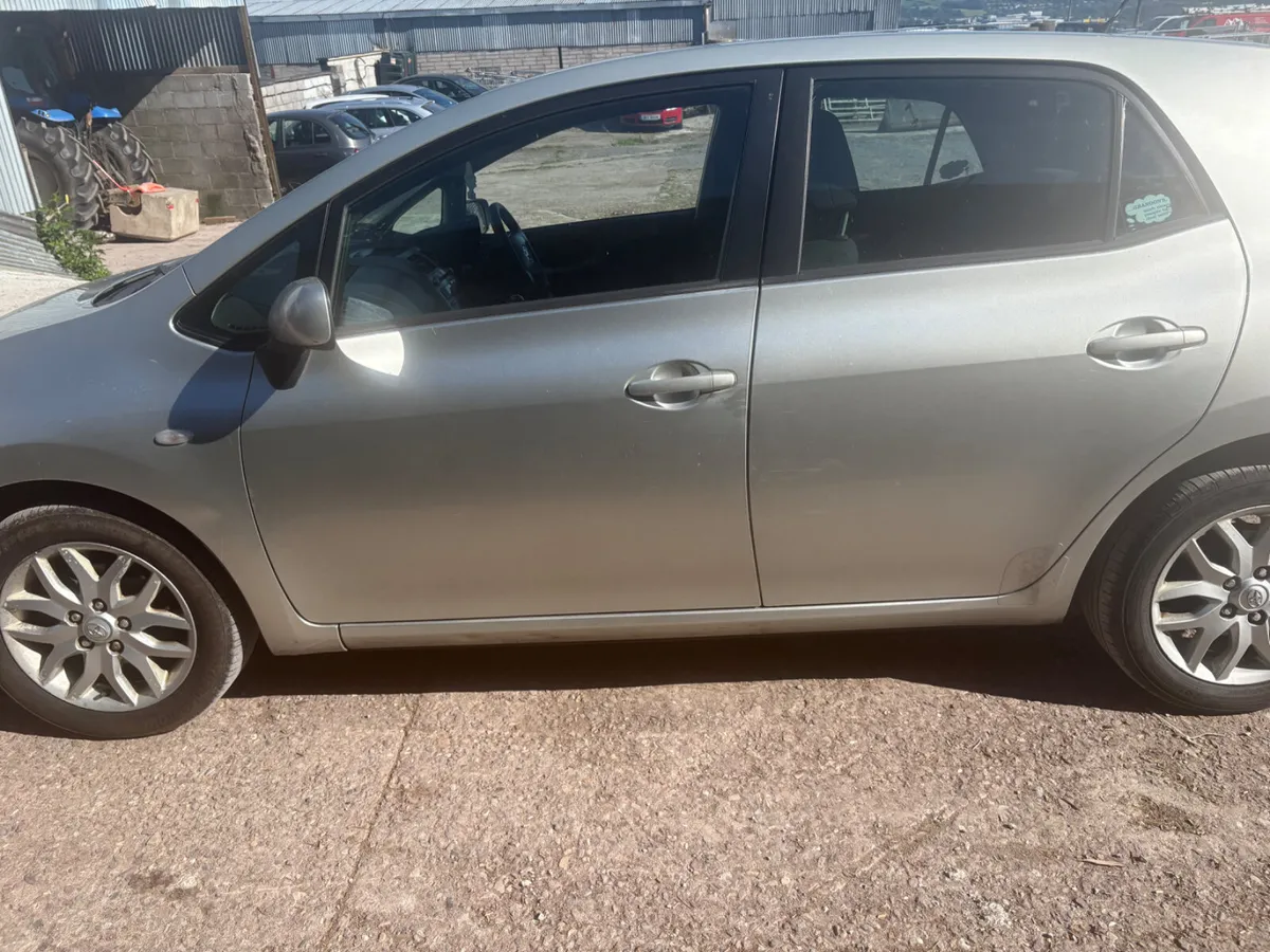Toyota Auris 2009 Low milage - Image 2