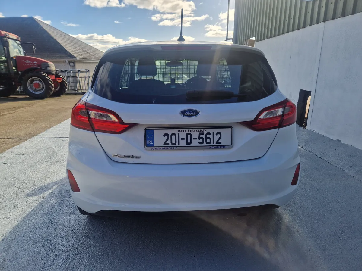 FORD FIESTA COMMERCIAL - Image 4