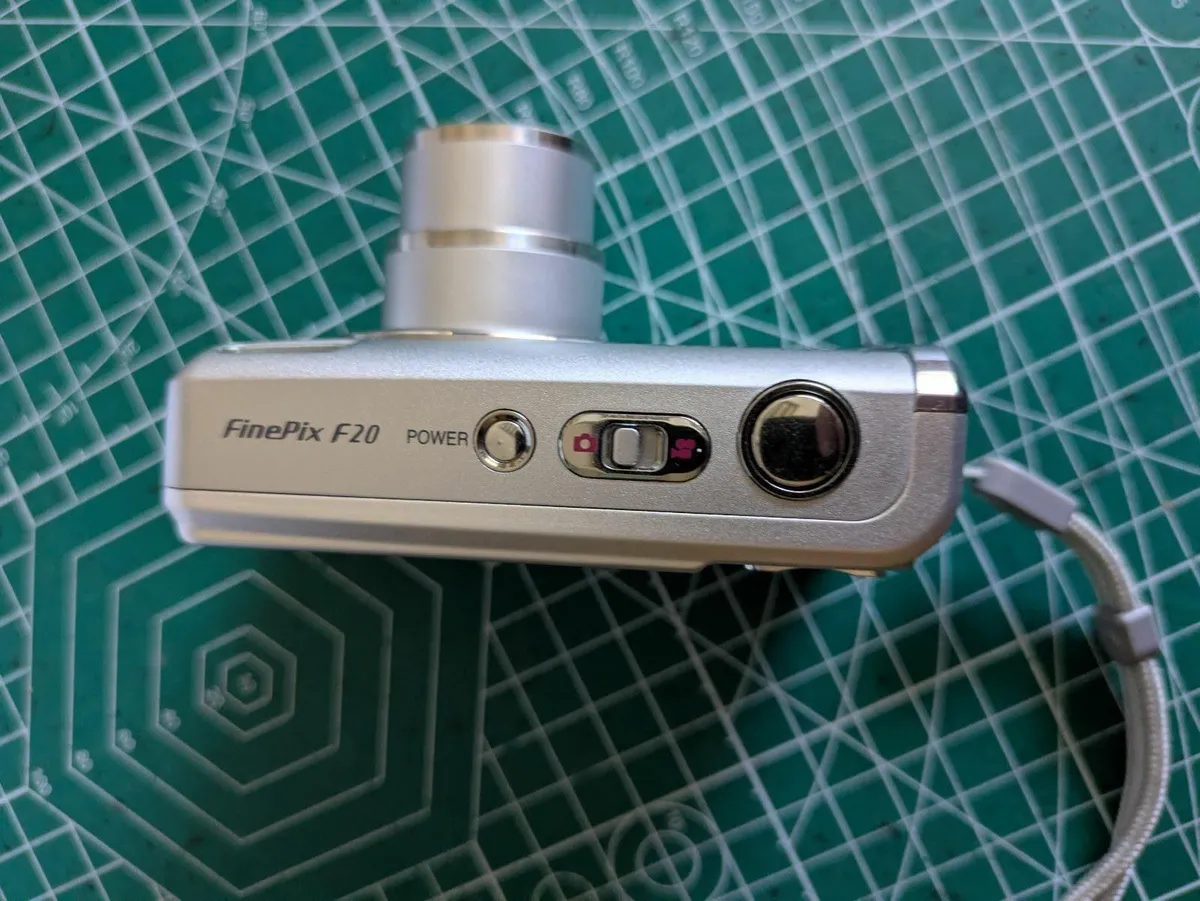 Fujifilm Finepix F20 SuperCCD camera +2GB XD card - Image 3