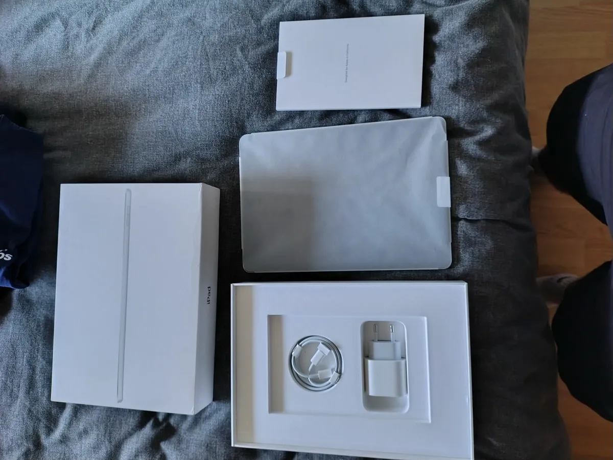 Brand new iPad 64g 9th gen - Image 2