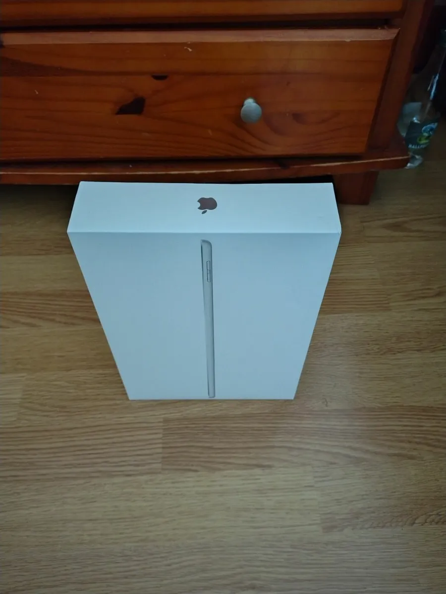Brand new iPad 64g 9th gen - Image 3