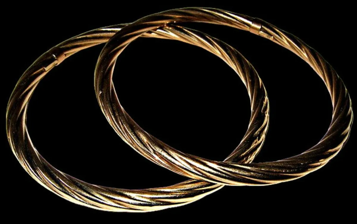 Pair of Vintage Hallmarked 9ct Gold Cable Bangles - Image 1