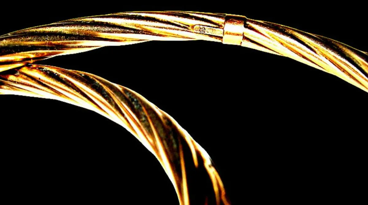 Pair of Vintage Hallmarked 9ct Gold Cable Bangles - Image 2