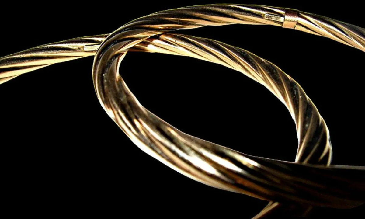 Pair of Vintage Hallmarked 9ct Gold Cable Bangles - Image 3
