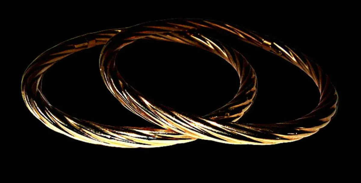 Pair of Vintage Hallmarked 9ct Gold Cable Bangles - Image 4
