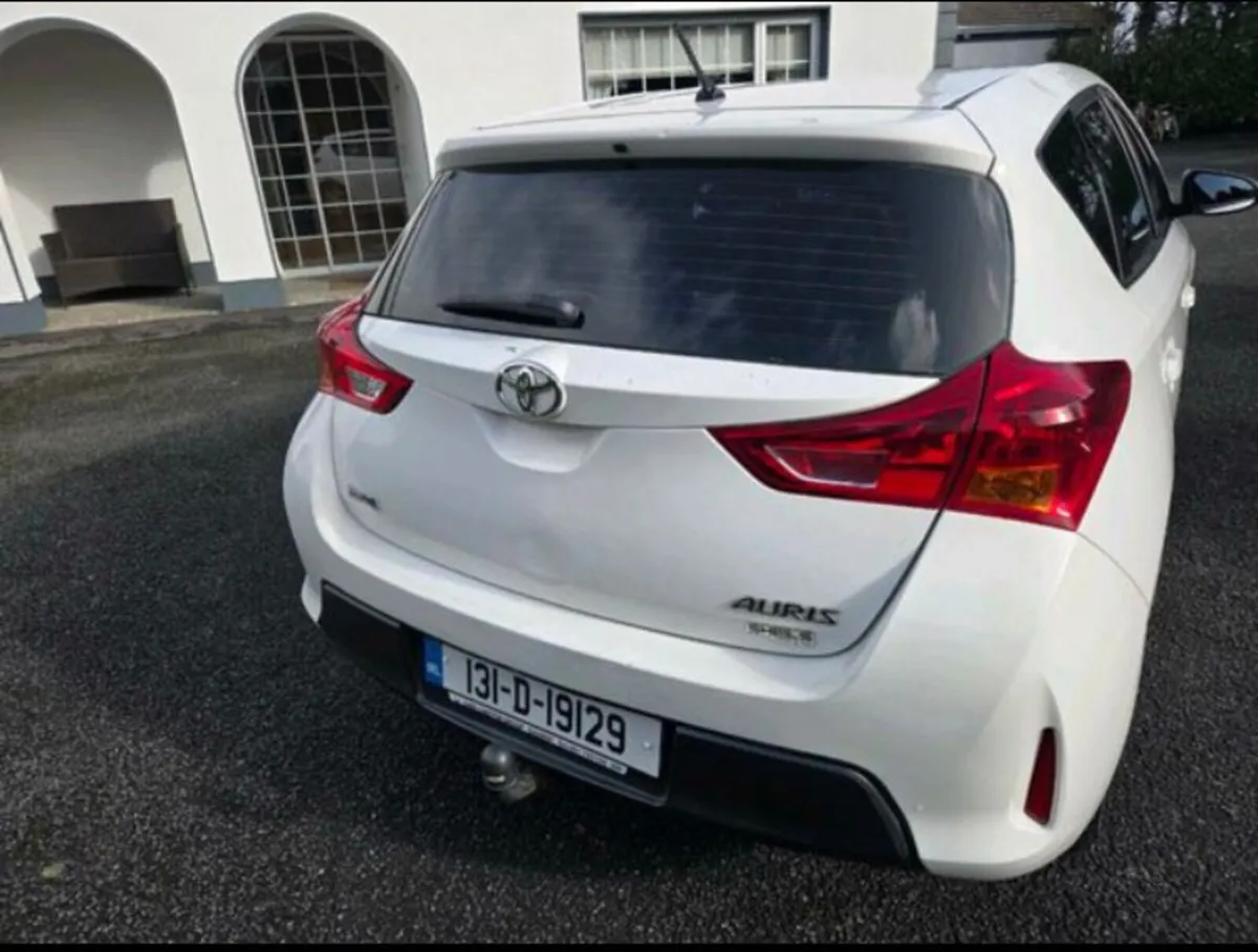 131 Toyota Auris Van - Image 2