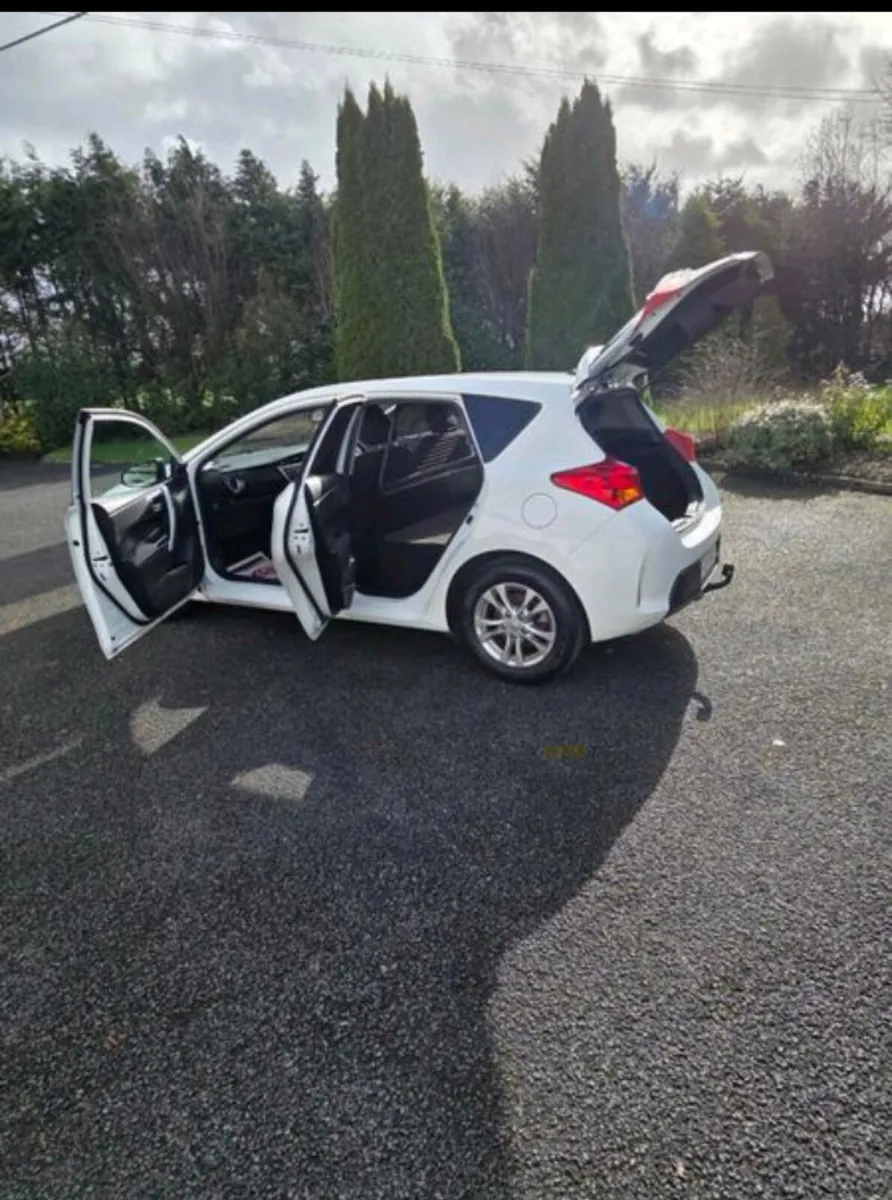 131 Toyota Auris Van - Image 4